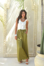 Afbeelding in Gallery-weergave laden, De olijfgroene Broek Luana uit de Hot Lava collectie combineert comfort en stijl in één elegante look. Deze satijnen broek heeft een soepelvallende stof en wijde pijpen die zorgen voor een vrouwelijke, nonchalante uitstraling.
De broek is voorzien van handige steekzakken, een strikceintuur en een elastische doorgestikte tailleband voor een comfortabele pasvorm. Dankzij de luchtige fit en luxe satijnglans is Broek Luana perfect voor zowel een casual als chic te stylen outfit.
