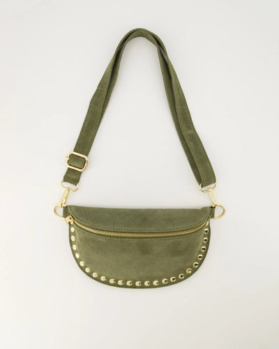 Groene Tas Debby is een groene lederen heuptas / crossbody tas, gemaakt van suède leer met studs. 