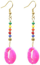 Load image into Gallery viewer, Fel Roze Oorbellen Colorful Shell zijn langere oorbellen met gekleurde beads, kraaltjes en een schelpje als hanger. Deze gekleurde oorbellen, type oorhangers, hebben een lengte van ca. 6cm. Oorbellen Colorful Shell zijn verkrijgbaar in verschillende kleuren.
