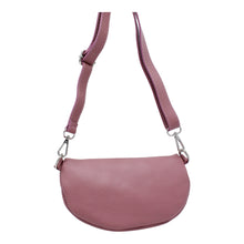 Load image into Gallery viewer, Oudroze Tas Fabienne in kleur Old Pink, is een veelzijdige crossbody tas die ook als trendy heuptas gedragen kan worden. Met zijn Italiaans leder en elegante zilverkleurige hardware is Fabienne de perfecte combinatie van stijl en functionaliteit.
