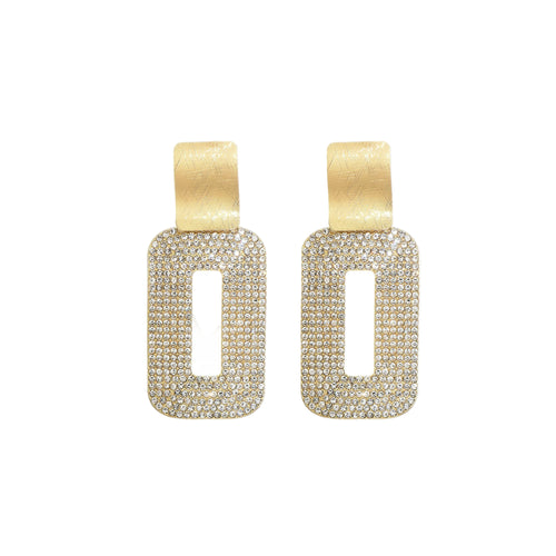 Oorbellen Lynn Goud zijn prachtig vormgegeven in een ovale vorm, met siersteentjes.