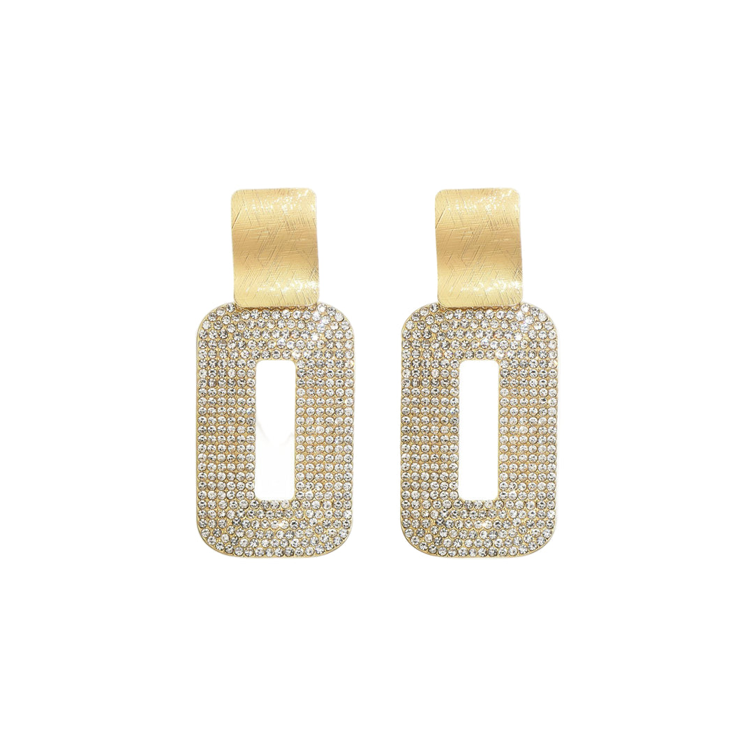 Oorbellen Lynn Goud zijn prachtig vormgegeven in een ovale vorm, met siersteentjes.