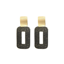 Afbeelding in Gallery-weergave laden, Oorbellen Lynn Goud zijn prachtig vormgegeven in een ovale vorm, met zwarte siersteentjes.

