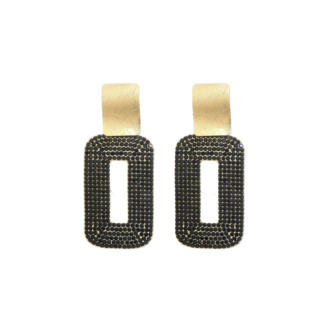 Oorbellen Lynn Goud zijn prachtig vormgegeven in een ovale vorm, met zwarte siersteentjes.