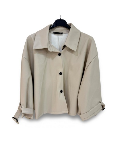 Oversized Jack van imitatieleer is een stijlvol, trendy en kort boxy model. Het model heeft een kraag, knopen en een gesp op de 3/4 wijde mouwen, welke te verstellen is. Het achterpand heeft een overslag voor een casual chic uiterlijk en mooie pasvorm.