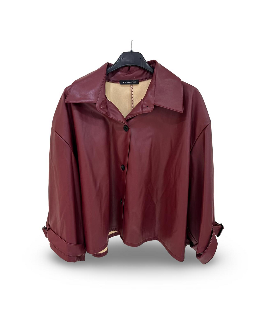 Bordeauxrood Jack Oversized van imitatieleer is een stijlvol, trendy en kort boxy model. Het model heeft een kraag, knopen en een gesp op de 3/4 wijde mouwen, welke te verstellen is. Het achterpand heeft een overslag voor een casual chic uiterlijk en mooie pasvorm.