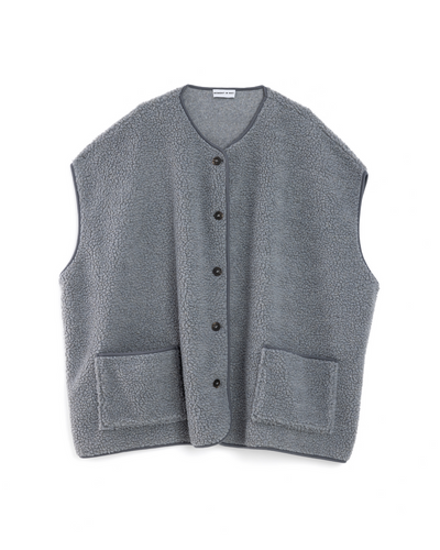 Antraciet Gilet van Teddystof, een oversized boxy imitatiebont vest met klassieke bies, opgestikte zakken en knopen. Perfect om jouw outfit extra warmte en stijl te geven