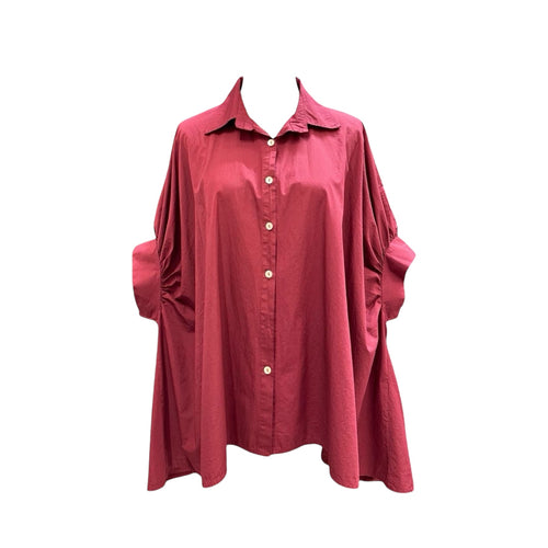 Bordeauxrode oversized blouse met korte ballonmouwen. Deze katoenen blouse heeft een kraag en knoopjes, valt erg ruim en is te dragen voor maat M t/m XXL. Bestel NU.