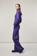 Load image into Gallery viewer, Paarse Broek, Corel Broek Lily Wide Uni Sport Purple Sky. Het modische karakter heeft de overhand bij deze Corel broek die gekenmerkt wordt door sportieve invloeden en moderne kleuren. De broek met een elastische tailleband, heeft wijde, rechte pijpen en is gemaakt van een comfortabele, middelzware stretch materialenmix.
