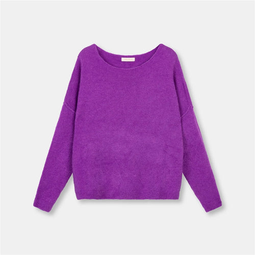 Paarse Mohair Trui van Beauregard in de kleur Violla, heeft een boothals en lange mouwen. Op de mouwen en op het achterpand loopt een zoom, als speels detail. Trui is verkrijgbaar in verschillende kleuren: Violla, Fuchsia, Biscotto.