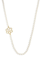 Afbeelding in Gallery-weergave laden, Deze elegante goudkleurige ketting met imitatie parels heeft een prachtige bloem en is een echte blikvanger. Lengte: 92+5cm
