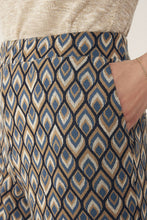 Load image into Gallery viewer, Broek van Corel, Lily Wide Peacock met oog voor detail, een jacquard gebreide peacock dessin in warme tinten. Broek met dé perfecte en zeer mooie vrouwelijke pasvorm. In deze broek heeft namelijk écht iedereen mooie billen. Deze broeken zijn ideaal voor de langere dames, maar zijn ook gemakkelijk korter te maken.
