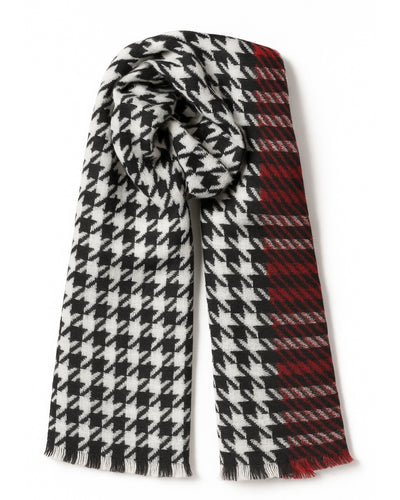 Prachtige sjaal van Moment in May in zwart wit en bordeauxrood, in het tijdloze dessin pied de poule. Sjaal item referentie 51.111-25 in de kleur 901 Black. Met deze sjaal ben je helemaal klaar voor het najaar.