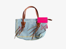 Load image into Gallery viewer, Handmade Bag Canvas van Place du Soleil is een prachtige met de handgemaakte tas met cognac kleurige lederen hengsels. De tas heeft prachtige stiksels, is gevoerd en is te sluiten met een rits. Tas is verkrijgbaar in verschillende kleuren: Purple, Green, LightBlue, Pink.
