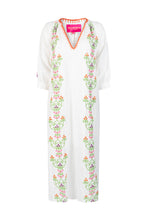 Afbeelding in Gallery-weergave laden, Witte Lange Jurk van Katoen, de Dress Cotton White Green Embroidery van Place du Soleil. De lange jurk is gevoerd, heeft splitten en 3/4 mouwen met een manchet. Deze geweldige jurk heeft prachtige borduursels met subtiele goudkleurige pailletten. Jurk heeft een geborduurde oranje kleurige boord met V-hals, strikkoord en gele kleur flosjes.
