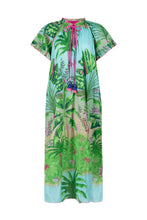 Afbeelding in Gallery-weergave laden, Groene Jurk van Place du Soleil, Green Jungle Dress is een prachtige lange zomerjurk met steekzakken, korte gerimpelde mouwen en V-hals, afgewerkt met roze franjes en gekleurde strik en flosjes. De jurk heeft een geweldige jungle print in de kleurcombinatie groen met turquoise. Wauw, een ware eyecatcher, deze jungle jurk!
