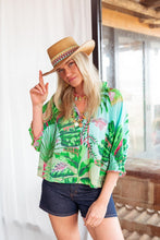 Afbeelding in Gallery-weergave laden, Groene Blouse van Place du Soleil, Green Jungle Blouse is een prachtige top met opstaande kraag,&nbsp; smokwerk halflange mouwen en V-hals, afgewerkt met roze band. Deze top heeft een geweldige jungle print in de kleurcombinatie groen met turquoise.
