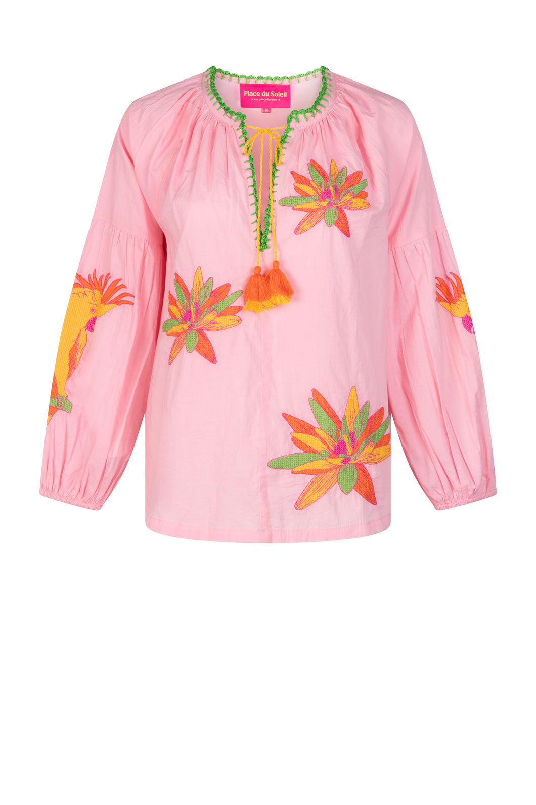 Roze Blouse, Rosa & Yellow Lilies van Place du Soleil. De blouse is een licht klokkend model met plooitjes als mooi detail, heeft lange mouwen met elastiek. Deze geweldige blouse is in de prachtige roze kleur in combinatie met geel, groen, oranje embroiderie in lelies en prachtige kaketoes.