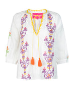 Afbeelding in Gallery-weergave laden, Witte Top met Embroiderie, Top Cotton White Purple Embroidery van Place du Soleil. De top is gevoerd, is een licht klokkend model met 3/4 mouwen en manchet. Deze geweldige blouse is in de prachtige kleuren combinatie wit, paars, geel en heeft kleine pailletten. Op de mouwen dezelfde borduursels in de kleuren combinatie groen, roze, oranje. Top heeft een geborduurde geel kleurige boord met V-hals, strikkoord en oranje flosjes. Deze blouse heeft borduursels als prachtig detail, echt een ware eye catcher!
