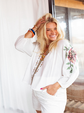 Afbeelding in Gallery-weergave laden, Witte Blouse van Place du Soleil, White Old Rosa Green Flower Embr Blouse is een prachtige top met lange mouwen en V-hals, bewerkt met prachtige borduursels.
