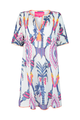 Multicolor Jurk van Place du Soleil met onderjurk in de kleurstelling wit, blauw en fuchsia. De Blue Bird Short Dress is een prachtige uitlopende korte jurk met pailletten en plooitjes. Jurk heeft een V-hals en korte mouwen met plooitjes en smokwerk manchet, steekzakken. Deze jurk heeft een prachtige print!