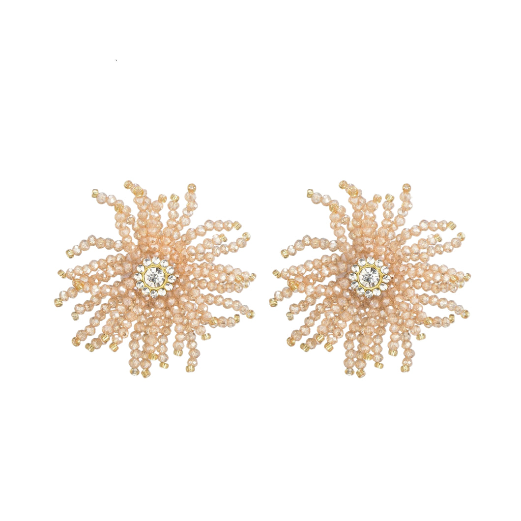 Poederroze Oorbellen Liv Flower zijn prachtig vormgegeven in de vorm van een bloem, in poederroze kraaltjes. Een ware eyecatcher, deze statement oorbellen. 