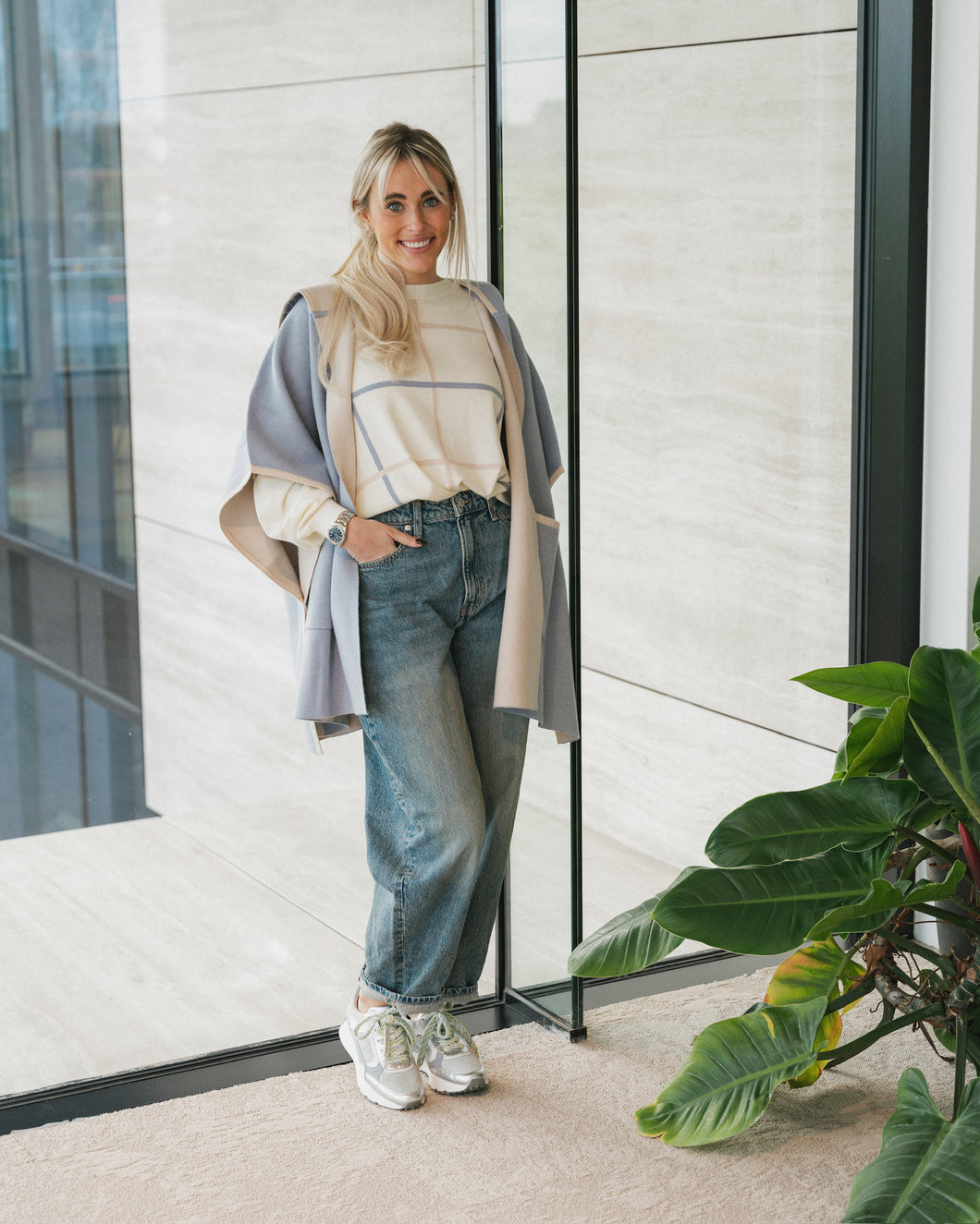 Deze poncho van Cycleur de Luxe biedt zowel stijl als sportiviteit. Deze poncho heeft lichtblauw als basiskleur met grijze accenten en is vervaardigd van een luxe mix. Met een eigentijdse capuchon en boeiende kleurvlakken aan de binnenkant zet poncho LAURA de trend. Deze cape poncho zorgt voor ongeëvenaard comfort en een lange levensduur en toont de kunst van de mondiale mode. Ontdek de perfecte aanvulling op jouw garderobe, is perfect te combineren met de prachtige LENA trui.