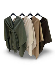Afbeelding in Gallery-weergave laden, Poncho van M&amp;G, Omslagdoeken Evi in verschillende kleuren: groen, beige, camel en bruin.
