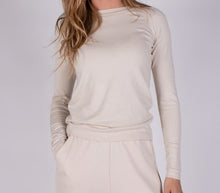 Afbeelding in Gallery-weergave laden, Pullover Moscow Kiev Longsleeve Pale.
Effen trui, Pullover MOSCOW Kiev, vervaardigd uit comfortabele natuurlijke viscose. Raglan met ronde hals, lange mouwen heeft een relaxte pasvorm.
