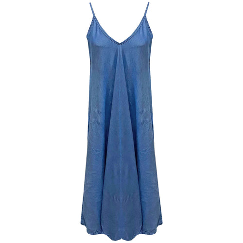 Maxi Slip Jurk Denim Blauw heeft een mooie wassing, is een comfortabele jurk van tencel. Jurk heeft een V-hals en spaghetti bandjes. Dit model jurk is een ideaal model, dat veel vrouwen leuk zal staan.