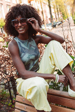 Afbeelding in Gallery-weergave laden, Deze rib tanktop combineert een stoere camouflageprint met een vrouwelijke, aangesloten pasvorm. De zachte ribstof voelt comfortabel aan en biedt voldoende stretch voor een perfecte fit. Dankzij de hoge ronde hals en brede schouderbanden krijgt de top een moderne en sportieve uitstraling.
