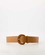 Afbeelding in Gallery-weergave laden, Lederen Riem met grote zilverkleurige gesp, omwikkeld met lederen veter, in lengtemaat 95.&nbsp;Riem Zenda is 4 cm breed en verkrijgbaar in verschillende kleuren: Cognac, Zwart.
