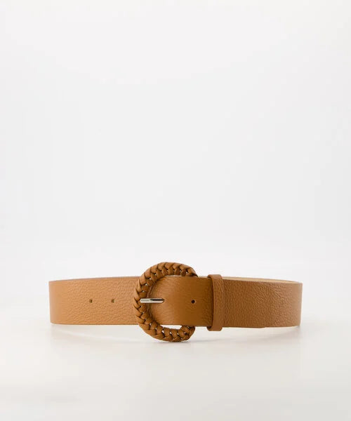 Lederen Riem met grote zilverkleurige gesp, omwikkeld met lederen veter, in lengtemaat 95. Riem Zenda is 4 cm breed en verkrijgbaar in verschillende kleuren: Cognac, Zwart.