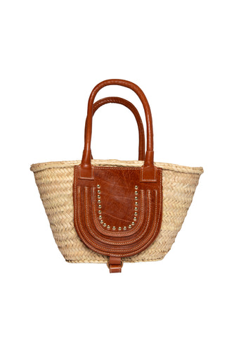 Rieten Mand van Place du Soleil is een prachtige met de handgemaakte mand met cognac kleurige lederen hengsels. De mand heeft een prachtig detail, het lederen opbergvak wat te sluiten is met een gesp. Tevens is de mand ook te sluiten met een koord. Item referentie : S25.501