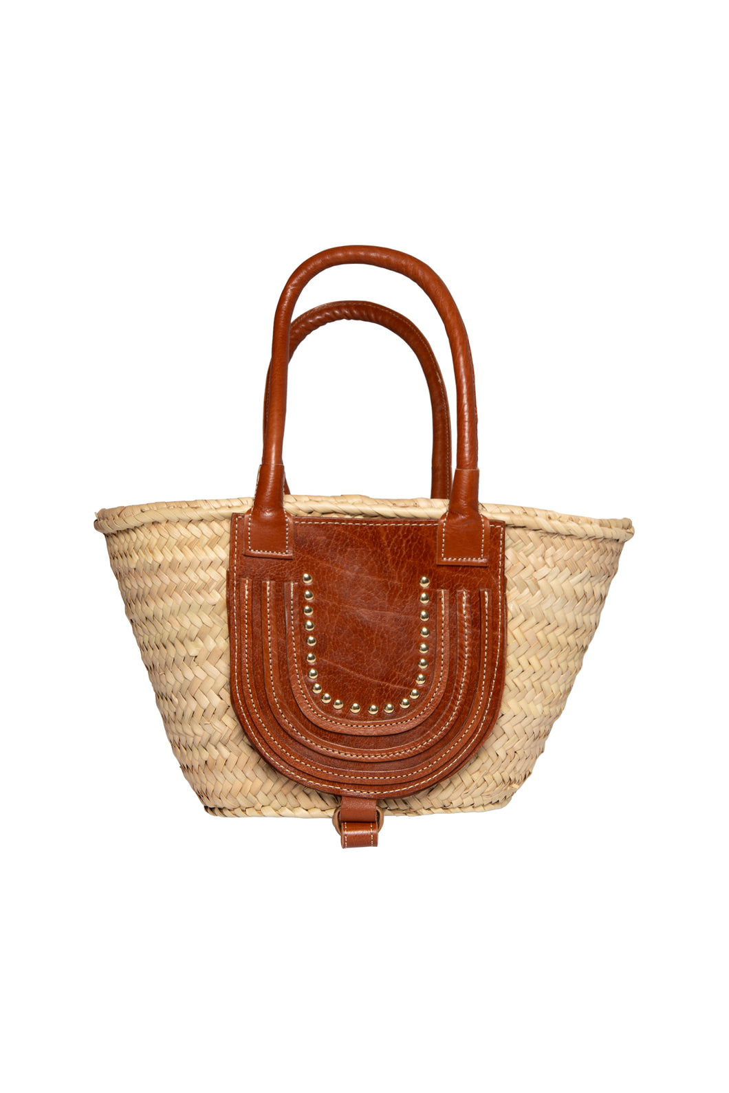 Rieten Mand van Place du Soleil is een prachtige met de handgemaakte mand met cognac kleurige lederen hengsels. De mand heeft een prachtig detail, het lederen opbergvak wat te sluiten is met een gesp. Tevens is de mand ook te sluiten met een koord. Item referentie : S25.501