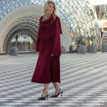 Load image into Gallery viewer, Rode Rok, Luxueuze  Rok Xena Bordeaux van Cycleur de Luxe staat voor pure elegantie en verfijnde vrouwelijkheid. Xena is een zwaardere kwaliteit eenvoudige rok, waardoor deze mooi valt en heeft een brede elastieken tailleband.

