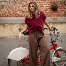 Afbeelding in Gallery-weergave laden, Luxueuze Top Rosalie Bordeaux van Cycleur de Luxe staat voor pure elegantie en verfijnde vrouwelijkheid. ROSALIE gebreide top is versierd met sierlijke strikken aan de zijkanten en heeft een ronde boord.
