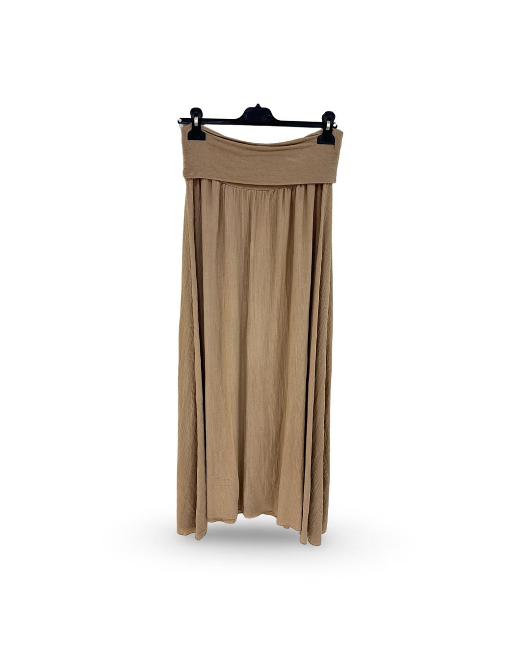 Lange Rok met een taille omslagband. Deze lange zwierige rok met subtiel lurex draadje, is een heerlijk luchtig item voor het voorjaar en de zomer en is ook zeker in het najaar gemakkelijk door te dragen met een panty of maillot. Deze rok is verkrijgbaar in verschillende kleuren: wit, brique, groen, zand.
