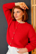 Afbeelding in Gallery-weergave laden, Rood Vest Grande Chic in de kleur rouge (2986). Vest met ronde hals, lange mouwen en knoopjes. Super Zacht Vest en Trui ineen, nu al een bestseller!
