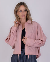 Afbeelding in Gallery-weergave laden, Roze Blouse van The Clothed Collectie. Korte Blouse met lange mouwen, onderaan smokwerk en strik. Geef je outfit een stijlvolle upgrade met deze prachtige blouse!

