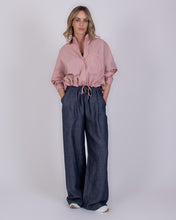 Afbeelding in Gallery-weergave laden, Roze Blouse van The Clothed Collectie. Korte Blouse met lange mouwen, onderaan smokwerk en strik. Geef je outfit een stijlvolle upgrade met deze prachtige blouse!
