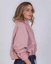 Afbeelding in Gallery-weergave laden, Roze Blouse Juba van The Clothed Collectie. Korte Blouse met lange mouwen, onderaan smokwerk en strik. Geef je outfit een stijlvolle upgrade met deze prachtige blouse!
