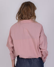 Afbeelding in Gallery-weergave laden, Roze Blouse Juba van The Clothed Collectie. Korte Blouse met lange mouwen, onderaan smokwerk en strik. Geef je outfit een stijlvolle upgrade met deze prachtige blouse!
