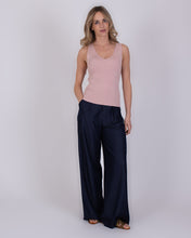 Afbeelding in Gallery-weergave laden, Roze Top Knitwear, Top Serres met Diepe V-Hals – Relaxte Pasvorm, Stijlvol &amp; Clean van The Clothed Collectie. Een stijlvolle mouwloze top met een V-hals en ribstructuur. De perfecte top voor de zomerse dagen, ook om het gehele jaar door te dragen onder een blouse of blazer.
