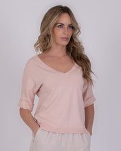 Afbeelding in Gallery-weergave laden, Roze Top, Top Pylos Old Pink met diepe V-hals, omslag boord bij de aangesloten mouwen. De perfecte top voor zomerse dagen, ook om het gehele jaar door te dragen. Bestel!
