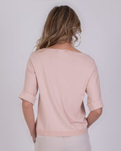 Afbeelding in Gallery-weergave laden, Roze Top, Top Pylos Old Pink met diepe V-hals, omslag boord bij de aangesloten mouwen. De perfecte top voor zomerse dagen, ook om het gehele jaar door te dragen. Bestel!
