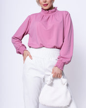 Afbeelding in Gallery-weergave laden, Roze Top Turtle van de Soft Collectie van Chastar. Een prachtige kleur top met smok mouwen en turtleneck.
