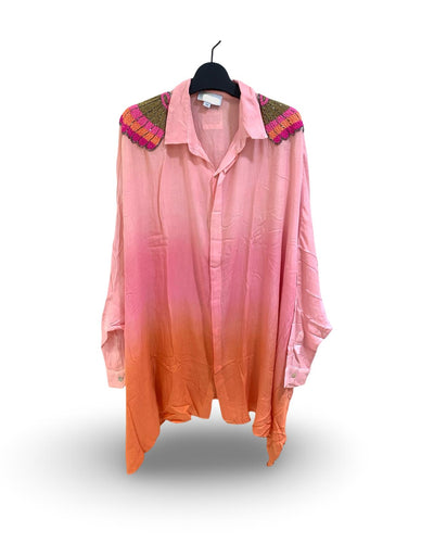 Roze Blouse Oversized Dip Dye met prachtige embroiderie op de schouders. Deze blouse is verkrijgbaar in verschillende kleuren: roze, mint. Deze blouse is te dragen van maat S t/m XL.