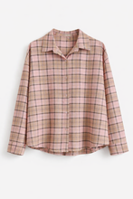 Afbeelding in Gallery-weergave laden, Roze geruite blouse van Collectie Chastar. Deze blouse van een zachte katoenmix, is een frisse en moderne blouse met ruit van een zachte flanel stof. Blouse Solange is verkrijgbaar in verschillende kleuren: blauw, roze.

