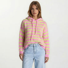 Afbeelding in Gallery-weergave laden, Roze Hoodie Trui Gestreept, in de vrolijke streep roze met geel. Knitwear Trui met capuchon en lange mouwen. Superleuke trendy trui. Bestel nu!
